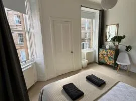 Bright 2 bedroom apartment near the meadows