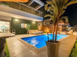 וילת יוקרה עם בריכה פרטית וגקוזי עם נוף לים ליד החוף של מוש, cabana o cottage a Elat