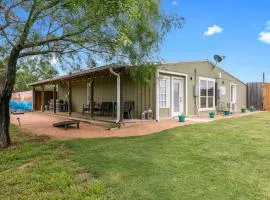Willie the Modern Tiny Home w/Hot-tub & FireTable