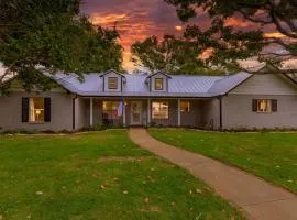 Luxury Haus - GREAT Backyard, Firepit, Bocce Ball!