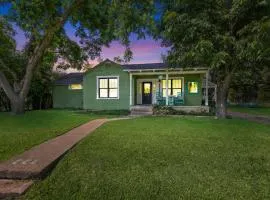 Clover Haus 2 Blks to Main St with Pool and Spa!