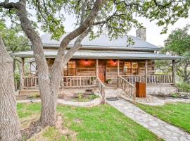 Luxury 23-AC Ranch Hot Tub and Hill Country Views!, hotel in Luckenbach