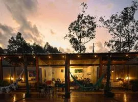 Casa de vidro com vista para montanhas e tirolesa