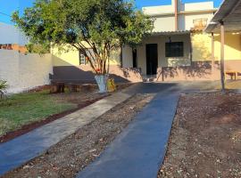 Casa Parque Alvorada com garagem e ar Condicionado، فندق في دورادوس