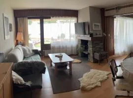 Charmant appartement, hyper central, à 2 min de tout, énorme terrasse privée et parking couvert