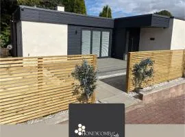 THE SCHOOL HOUSE, DUNDEE- 3 bed bungalow TV's in all rooms, 2 double rooms and one queen size where the bed can be split into 2 twin beds, 2 bathrooms, fully equipped kitchen, FREE off street parking, WiFi, long stay rates available with HONEYCOMB HOSTS