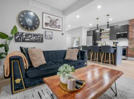 Sleek Brand New 1 Bedroom Condo - Downtown Luxury!, ξενοδοχείο σε Chatham