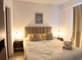 Atardeceres únicos en Ezeiza, a 15min del aeropuerto 407, hotel in Ezeiza