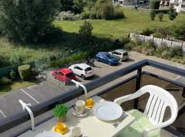 Studio White Chateau met parking en zonnig balkon
