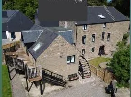 CORN FLOUR LODGE at PITKERRO MILL, 3 double bedrooms with TVs, 1 en-suite, 2 further bathrooms, fully equipped kitchen, large family dining area, FREE parking and WiFi, HOT TUB, private garden, short mid and longterm stays available with HONEYCOMB HOSTS