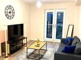 Cozy Heights 2 Bed With Juliet Balcony and Free Secure Parking