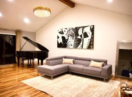 Viesnīca Entire home in Athens, Georgia with Piano pilsētā Atensa