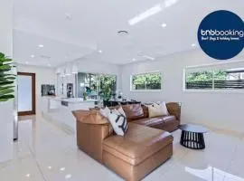 Park Avenue Luxe Chic Townhouse Sleeps 9, Carpark