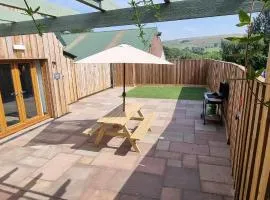 Stylish Lodge in the Peak District sleeps up to 9