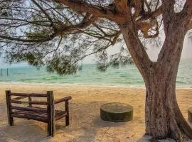 Arraial do Cabo casa SOBRADO com piscina entre o Mar e a Lagoa em Cond Villaggio Valtellina