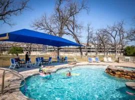 Shared Heated Pool Balcony BBQ Near Downtown