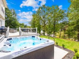 Hot Tub, Office, Gas Firepit, and Peaceful!, hotel con hidromasaje en Lake Norman of Catawba