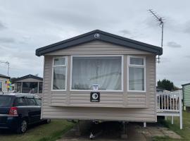 3 bedroom Caravan Manor Park Free WiFi , Linen not included , Pets stay free, hotel met zwembaden in Hunstanton