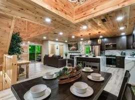 New Listing - Dollywood - HotTub - Arcade - Grill