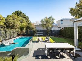 Stylish Bayside Retreat Steps from the Beach, hotel in Melbourne