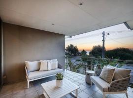 4 bed beachfront home in Sandringham w Spa and sunset views, hotel v destinaci Black Rock North