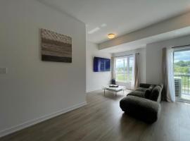 Stylish 2-Story Condo with Balcony，位于基奇纳的分契式公寓