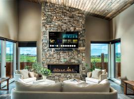 Luxury Log Home with a Hot Tub, luxusní hotel v destinaci Selfoss