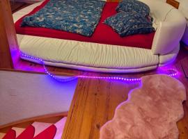 Sky Harmony Penthouse mit Wasserbett, Jacuzzi und Grill, hotel in Villingen-Schwenningen