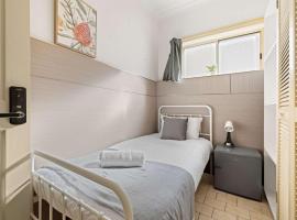 Standard Single Room - Ideally Located at Bexley - Shared Bathroom, hotel in Sydney