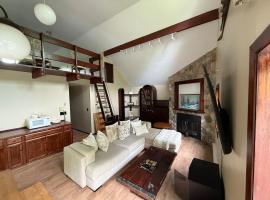 Luxury Mountain Getaway - 6 bed, 3 bath, hot-tub, fire-pit, game-room, hotel en Hunter