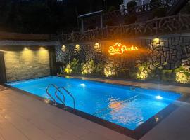 Blue Peaks Holidays Swimming Pool Cottage Munnar, chata v destinaci Munnar