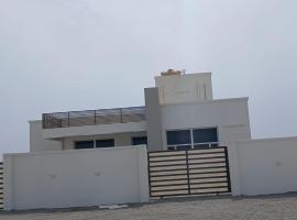 البيت الشرقي للإيجار اليومي, hotel com estacionamento em Ḩilf