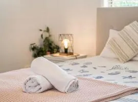 Pet friendly Gold Coast holiday home, Sleeps 7, 10min walk to 'Wet n Wild'