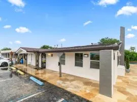 Super 8 by Wyndham Lantana West Palm Beach
