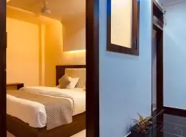 Hotel The Divine Ganga - Top Rated !! Most Awarded !! Budget Friendly !! Couple Friendly !! Parking !! Lift