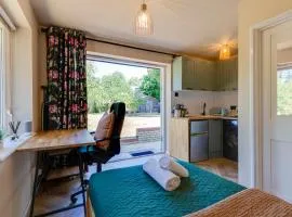 Pass the Keys Charming and Central Garden Studio Flat Free Parking