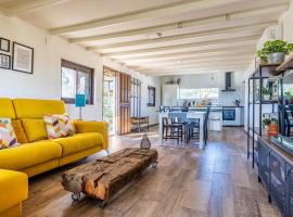 Modern comforts and rustic charm, hotel in Guillena