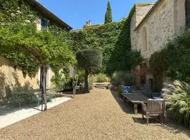 Ancien Prieuré rénové - "le jardin du curé" - cour intérieure - calme - 8 personnes