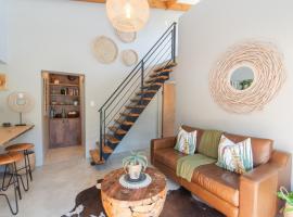 Weaver's Nest Cottage - Nature Escape, hotel con bañera de hidromasaje en Gqeberha