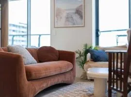2BR Apt in Proximity Hamilton with Carpark