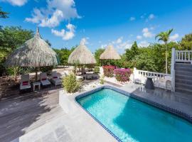 Island Villa Stay with Pool, отель в городе Willibrordus