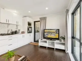 Modern 1 Bed Smart Flat in Upper Hutt with Full Kitchen, Parking - 5 minutes to Brewtown