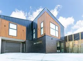 Modern 1 Bed Smart Flat in Upper Hutt with Full Kitchen, Parking - 5 minutes to Brewtown