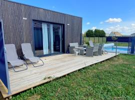 Tiny house - piscine et vélos, hotel v destinaci Vasselay