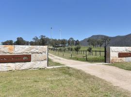 Andres Farm Cottage, hotel in Broke