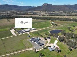 Andres Farm Cottage, hotel din Broke