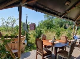 Tent Ween at Glamping Verbaarum, camping de luxo em Bedum