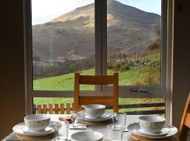 Ty Pren - Cosy Lodge with Panoramic Windows & Mountain Views, hotel in Beddgelert