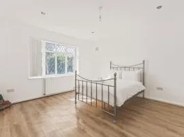 Stylish 4bed 2bath Residence with Garden and Parking