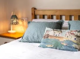 Poppy Cottage - river view, dog friendly